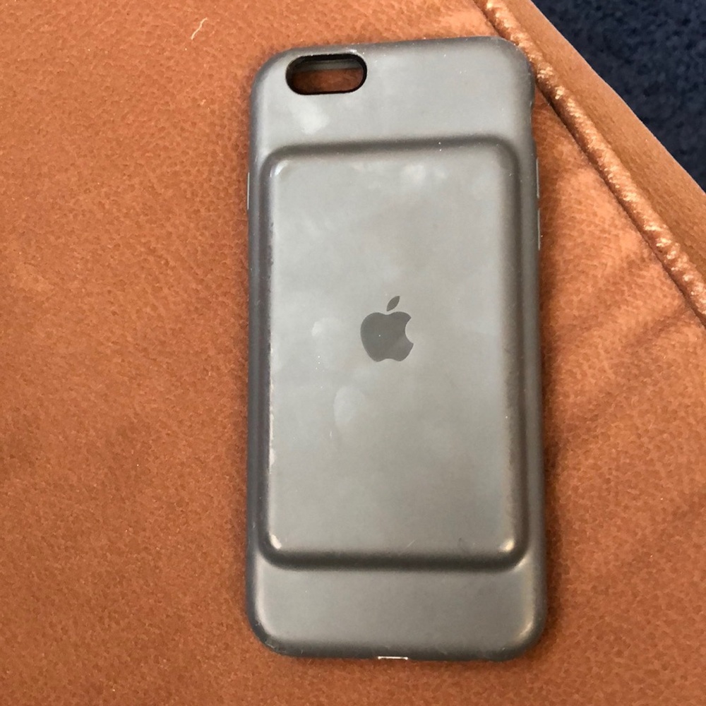apple charging case. in great condition